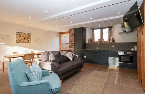 Leominster Cottage | BARN COTTAGE, pet friendly, character holiday cottage in Ludlow