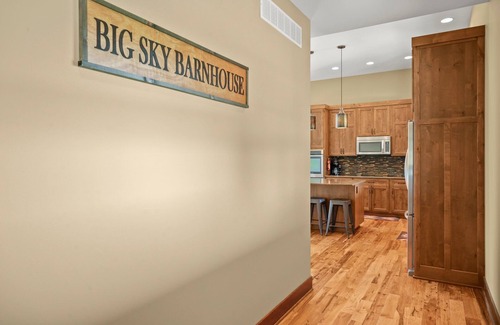 Marcellus House | Barn! Golf Sim/Theater, Bunk Slide, Mini Golf, Hot Tub, Saloon Bar, Firepit!