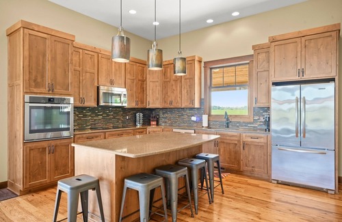 Marcellus House | Barn! Golf Sim/Theater, Bunk Slide, Mini Golf, Hot Tub, Saloon Bar, Firepit!