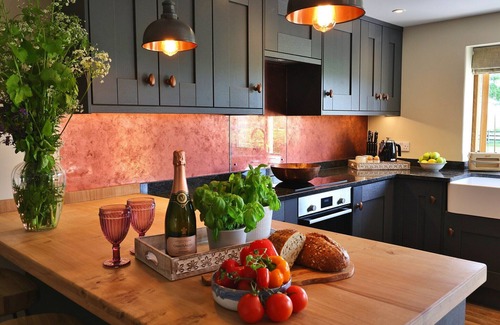Quedgeley Cottage | Barn in Cotswolds with Outdoor Kitchen
