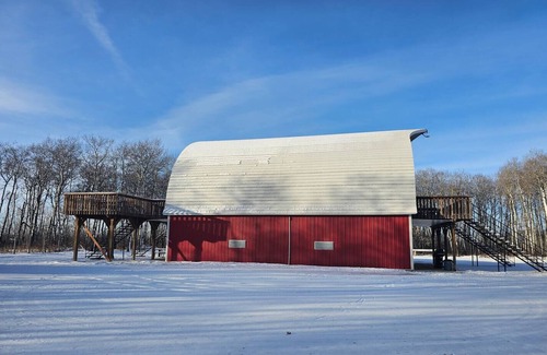 Division No. 16 House | Barn In The Bush- Room 2 Lower level 2 queen beds