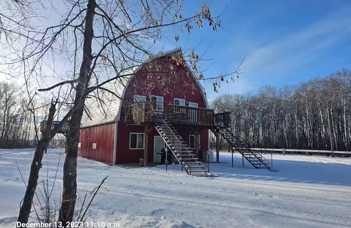 Division No. 16 House | Barn In The Bush - Room 3 Lower level 2 queen beds