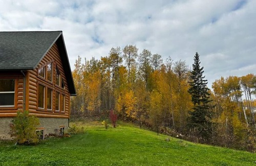Parkland County Cabin | BARN OWL CABIN "Owl are Welcome" Rest and Relax in this Beautiful Log Home