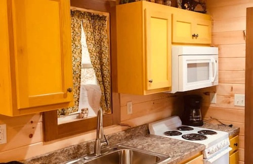 Guild Cabin | BARN OWL INN · NO SUNDAY CHECK INS , HOTTUB- TREEHOUSE
