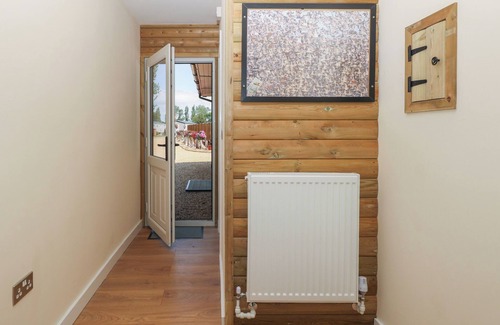 Ringstead Cottage | BARN OWL LODGE, country holiday cottage, with a garden in Snettisham