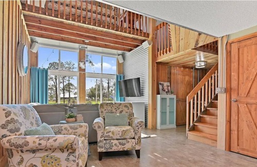 St. Cloud House | Barn Retreat with Hot Tub Centrally-located yet Secluded