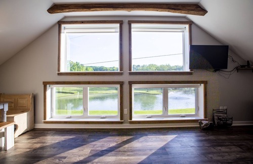 Stewartstown House | Barn Retreat with hot tub and patio!
