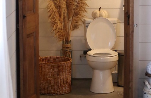 Floyd Dale House | Barn Venue apartment with kids games, fire pits, and animal feeding.