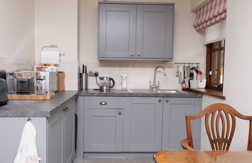 Stockbridge Cottage | BARNACK BEAUTY, THE APPLE ROOMS, romantic in Stockbridge