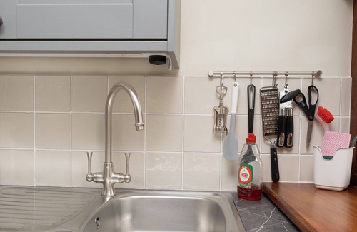 Stockbridge Cottage | BARNACK BEAUTY, THE APPLE ROOMS, romantic in Stockbridge