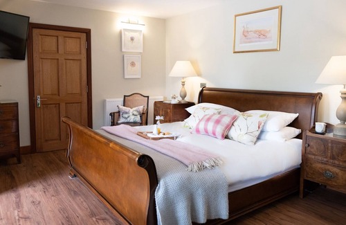 Stockbridge Cottage | BARNACK BEAUTY, THE APPLE ROOMS, romantic in Stockbridge