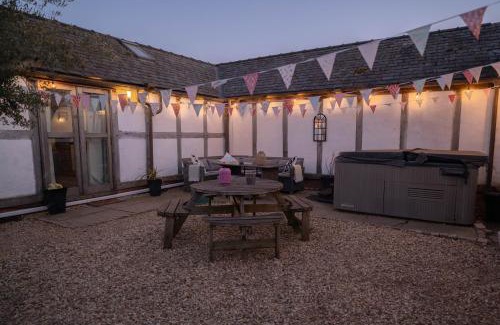 Moreton House | Barnacre Green Cottage - Eco-cottage with private hot tub & pool access