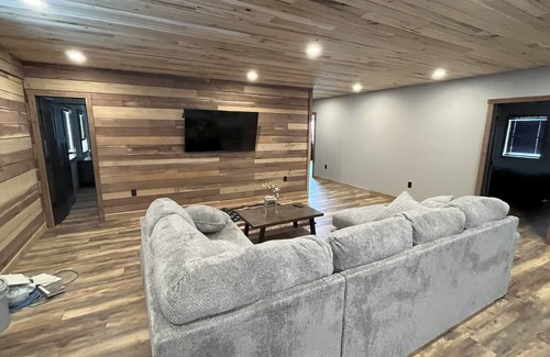 Koleen Cabin | Barndominium/Cabin in Woods