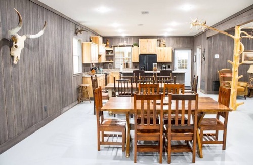 Brandon House | Barndominium located just 20 minutes from the heart of downtown Waxahachie,TX.
