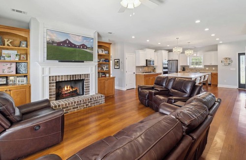 Eden House | Barndominium, Private Pool, large groups allowed, country living