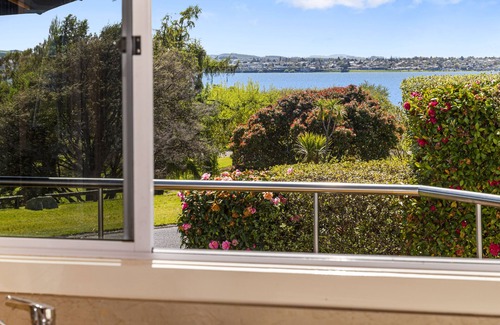 Taupo House | Barne the Bentley - Taupo Holiday Home