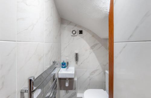 Oakleigh Apartment | Barnet Serviced Accommodation - Elegant 5-Bedroom Home, Just a 7-Minute Stroll from High Barnet Station - Book Your Stay Today!"