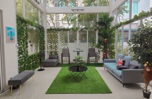 Downtown George Town House | Barnett Georgetown Near Island Hospital (Room 1)