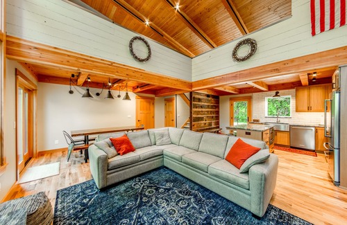 Neahkahnie Beach House | Barnhaus - Beautiful home on quiet cul-du-sac short distance from the beach