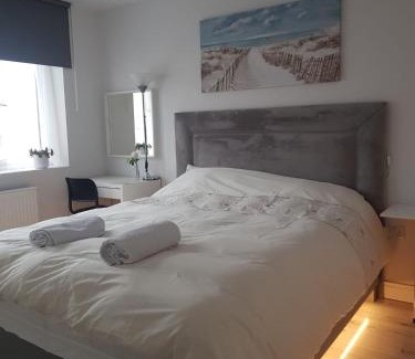 Dublin House | Barnoaks House - Private Room Ensuite Bathroom HomeStay