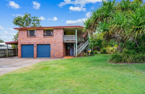 Rainbow Beach House | Barny's - Rainbow Beach. Fantastic beach house in the perfect spot. Pets Welcome. Wi-Fi. Pool