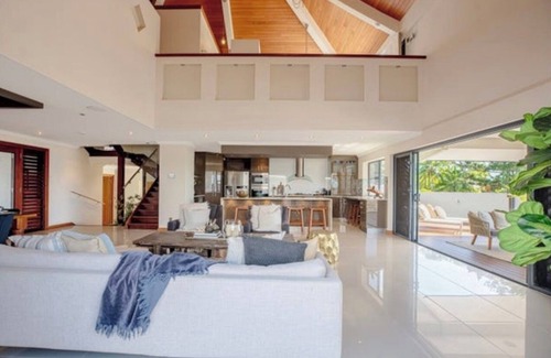 Eimeo House | Barralong Where Two Waters Meet Is True Luxury Right on the Whitsunday Coast