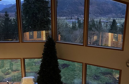 Arlington House | Barrel sauna, two plug-play hot tubs ,pool table Mt View private trail to river