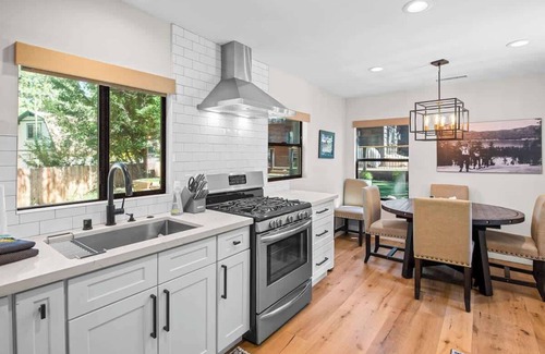 Big Bear City House | Barrett Cottage Quiet area Renovated