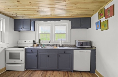 Jefferson House | Barrett Place, 3BR, 1 Bath, Gem of Jefferson, NC 5 Minutes to West Jefferson