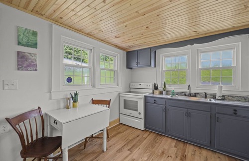 Jefferson House | Barrett Place, 3BR, 1 Bath, Gem of Jefferson, NC 5 Minutes to West Jefferson