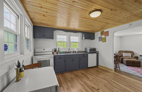 Jefferson House | Barrett Place, 3BR, 1 Bath, Gem of Jefferson, NC 5 Minutes to West Jefferson