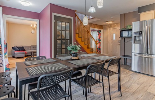 Barrie Cottage | Barrie Downtown Cottage BBQ Patio Garden Sleeps10