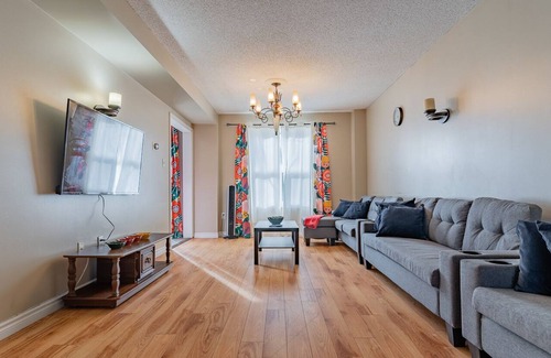 Barrie Cottage | Barrie Downtown Cottage BBQ Patio Garden Sleeps10