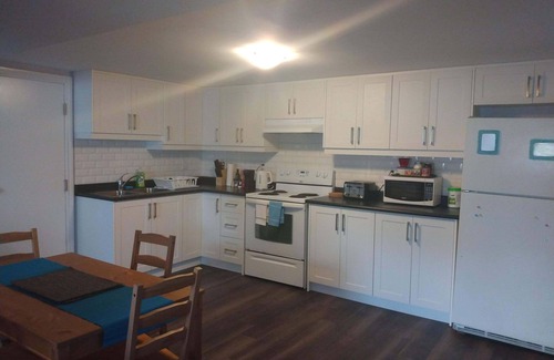 Barrie House | Barrie North Retreat - Great for work crews!