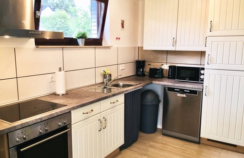 Lentfohrden Apartment | barrier-free apartment 'BERT' * 2 bedrooms * 2 bathrooms * fireplace * terrace with garden