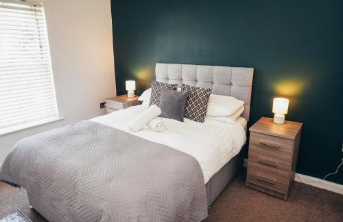 Castle Donington Apartment | Barroon Castle Apartments, Near Airport, Free Parking, By DerBnB