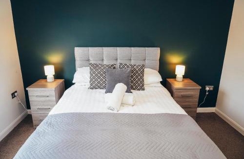Castle Donington Apartment | Barroon Castle Apartments, Near Airport, Free Parking, By DerBnB