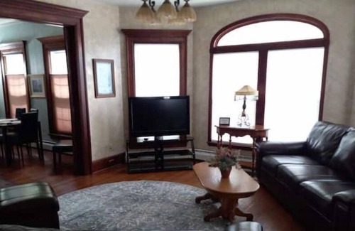 Olean House | Barry Street Historical Home - The Entire Home