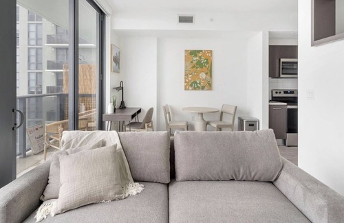 Riverwalk Fort Lauderdale Apartment | Barsala l Gorgeous 1BD w/pool, fitness center