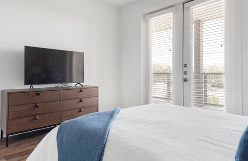 Austin Apartment | Barsala l Gorgeous 1BD/apartment in the heart of Downtown Lakeway