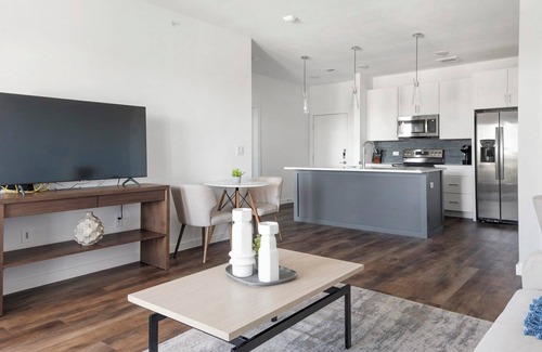 Austin Apartment | Barsala l Gorgeous 1BD/apartment in the heart of Downtown Lakeway