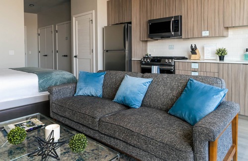 Uptown House | Barsala l Modern studio, fitness center & kitchen