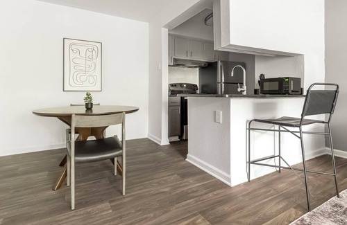 Winston - Salem Apartment | Barsala l Modern 2BD in Northcliffe Forest w/large closets