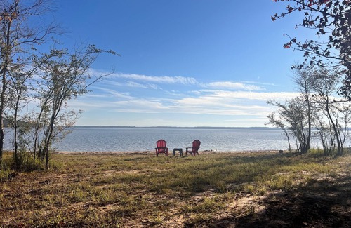 Etoile Cabin | Bartlett Bluebonnet steps From Lake Sam Rayburn