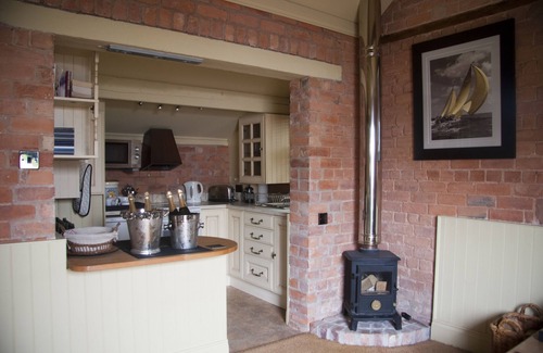 Barton Cottage | Barton Bank Cottage-Romantic Country Cottage for 2-pet friendly