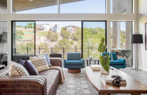 Apache Shores House | Barton by AvantStay Lake Views w Hot Tub Pool Ping Pong