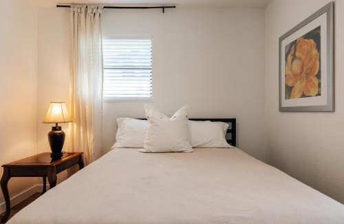 Sweetbriar House | BartonSwim Sleeps7, Comfy Beds, Rain Shower, SoCO Best Eateries