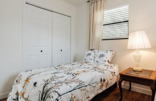 Sweetbriar House | BartonSwim Sleeps7, Comfy Beds, Rain Shower, SoCO Best Eateries
