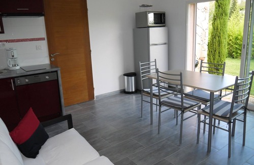 Sollies-Toucas Apartment | Bas de Villa sur Grand Jardin Privatif Gazonné, Entrée Indépendante