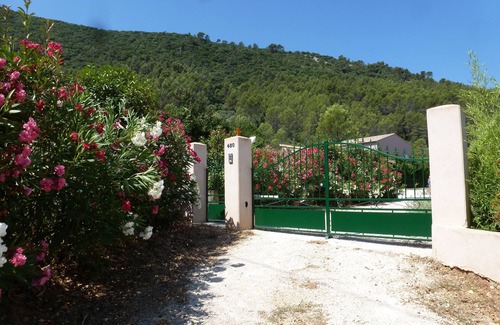 Sollies-Toucas Apartment | Bas de Villa sur Grand Jardin Privatif Gazonné, Entrée Indépendante